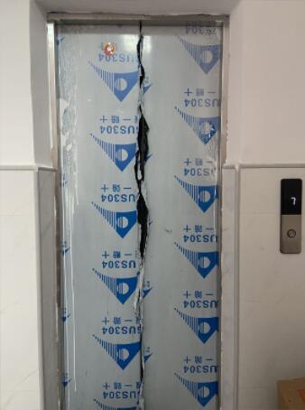 现场施工图：电梯采用正中304不锈钢假一赔十，放心选购